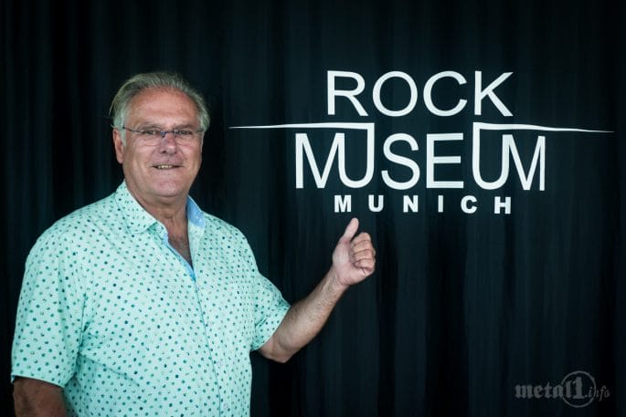 Herbert Hauke vom Rockmuseum Munich mit dem Museumslogo.