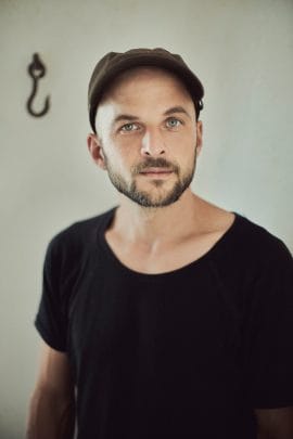 Ein Porträt-Foto des Musikers Nils Frahm